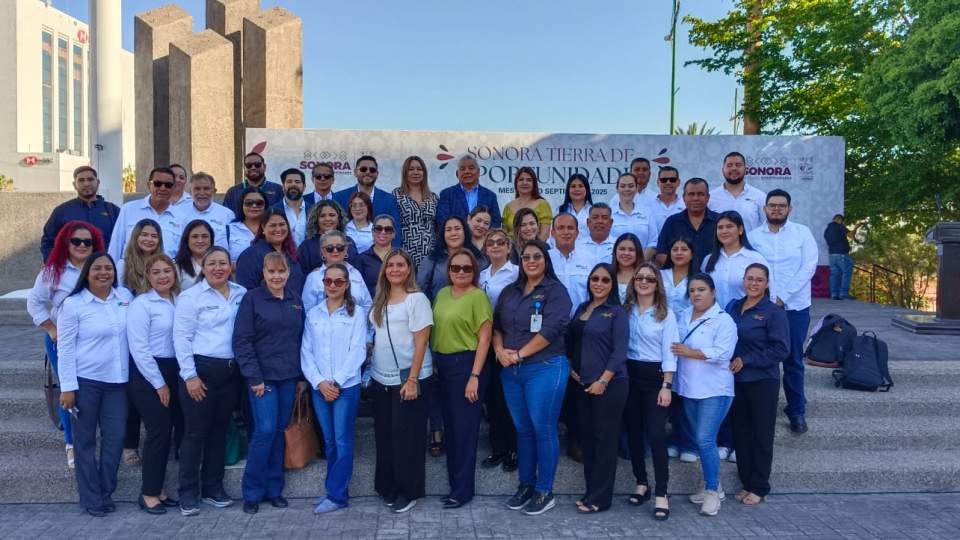  Comunidad de UTHermosillo rinde tributo al lábaro patrio